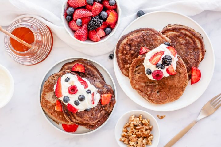 Baked Oatmeal with Berries and Chocolate Chips 