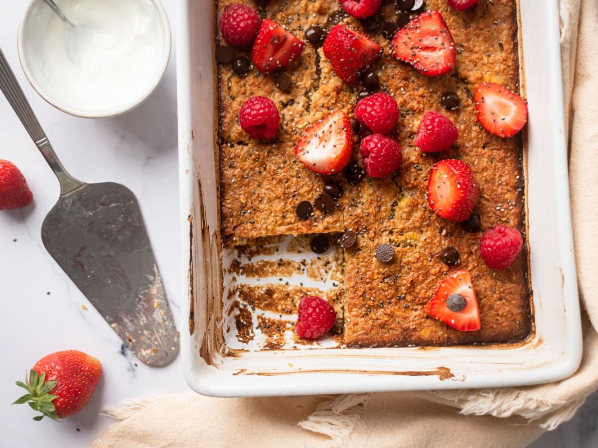 Baked Oatmeal with Berries and Chocolate Chips 