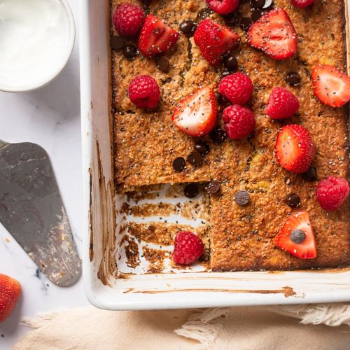 Baked Oatmeal with Berries and Chocolate Chips 