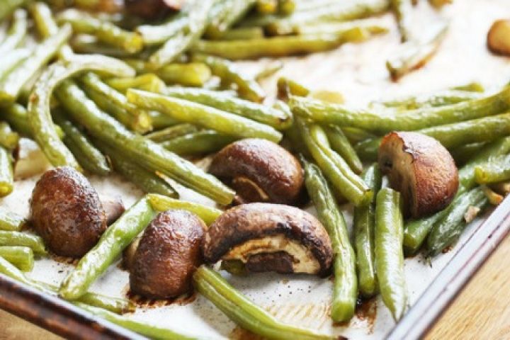 Roasted balsamic green beans and mushrooms on a baking sheet.