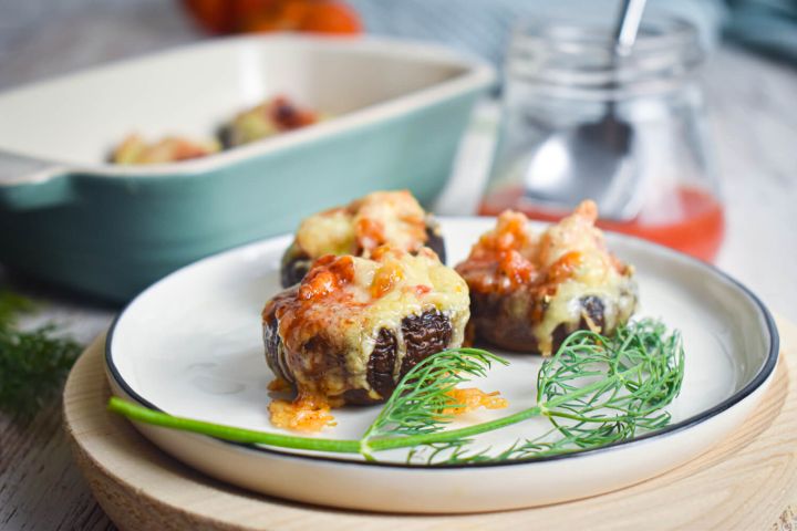 Mexican stuffed mushrooms with ground turkey, veggies, and enchilada sauce.